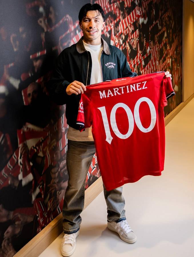 完成曼联生涯第100场比赛，利马获赠纪念球衣